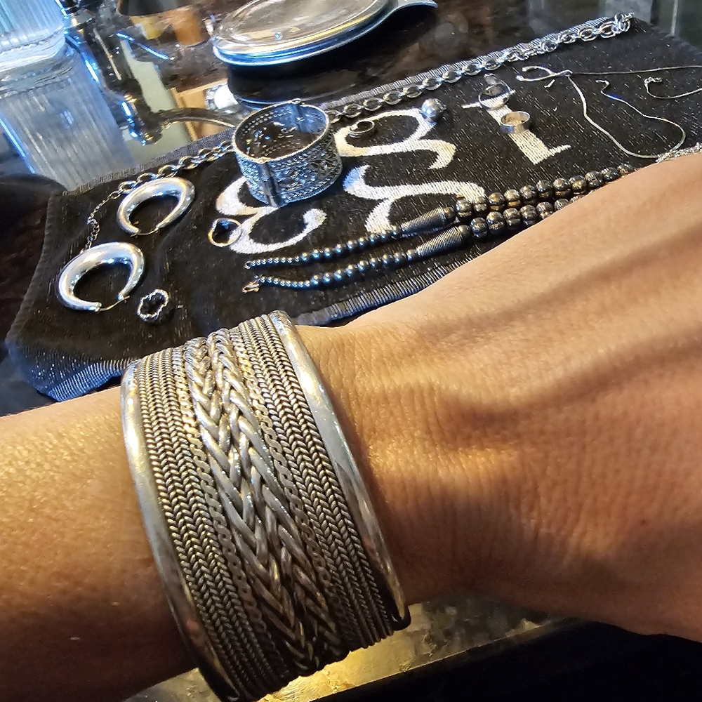 Beautiful Bali silver cuff‎ bracelet - Picture 3 of 5